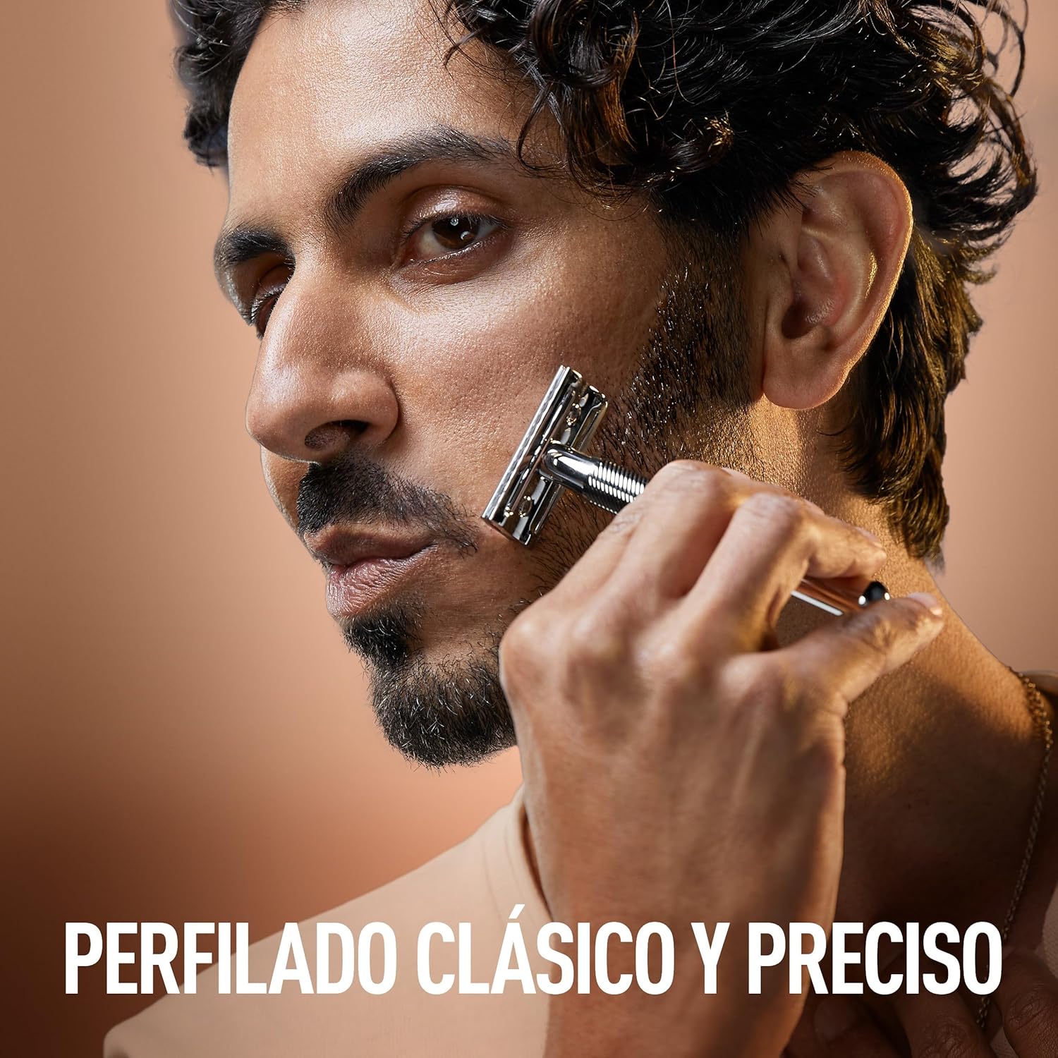 Máquina de barbear King C. Gillette com cabo metálico e cinco lâminas