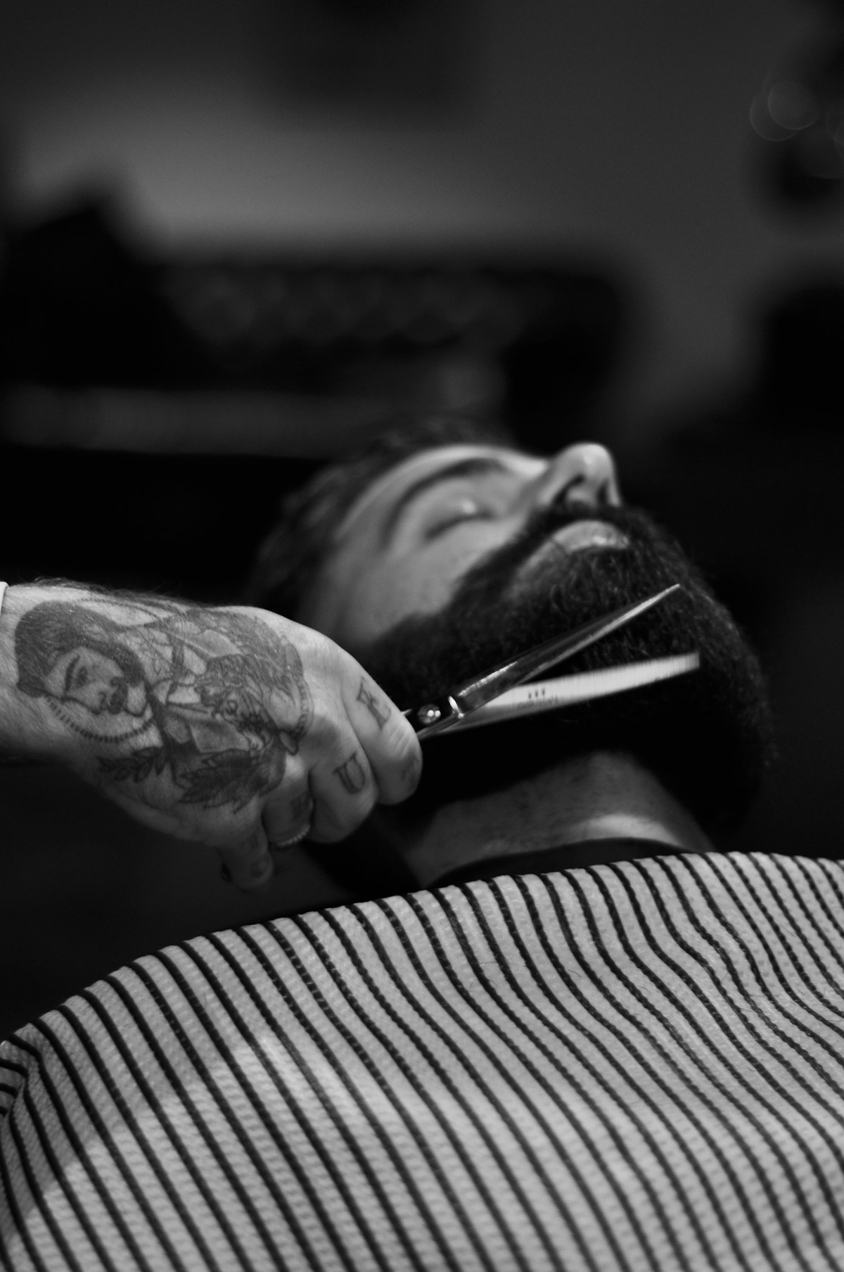 Aparar a barba à tesoura, em contraluz