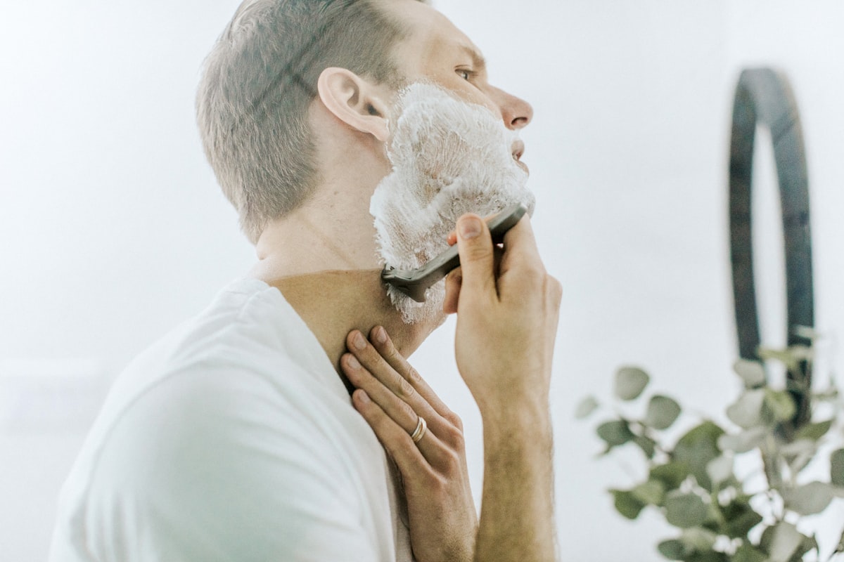 Rotina de grooming ao espelho, em casa