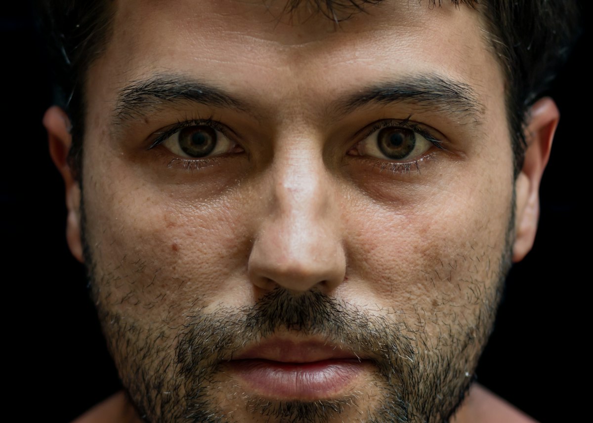 Grande plano do rosto de um homem com barba