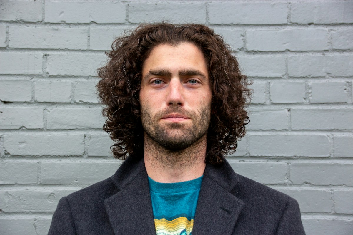 Retrato de um homem de cabelo comprido encaracolado