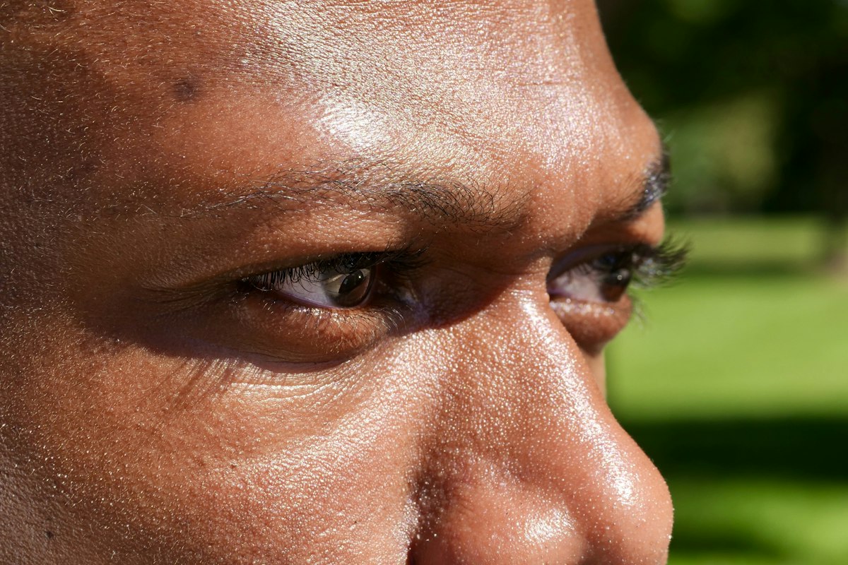 Grande plano do rosto de um homem com sol forte na pele
