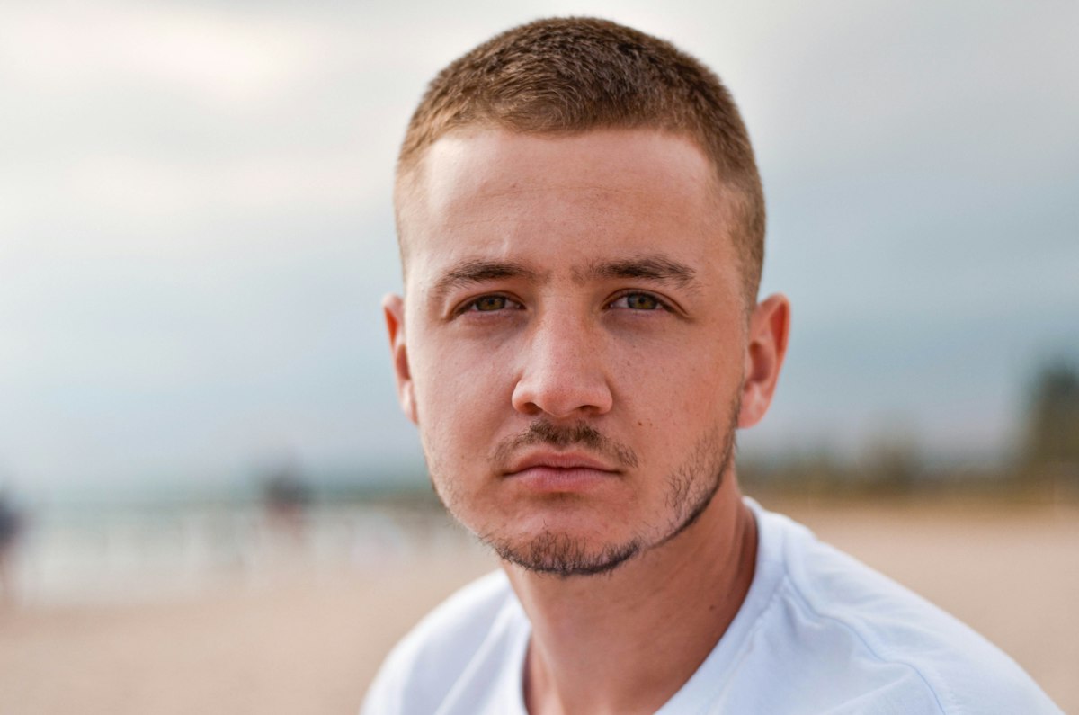 Retrato de um jovem com barba de poucos dias