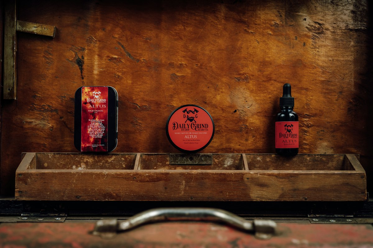 Produtos de barba arrumados num tabuleiro de madeira